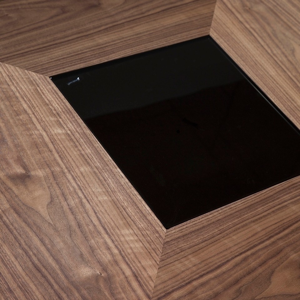 Angel Cerda Квадратный обеденный стол из ореха и вставкой из черного стекла MI1412
