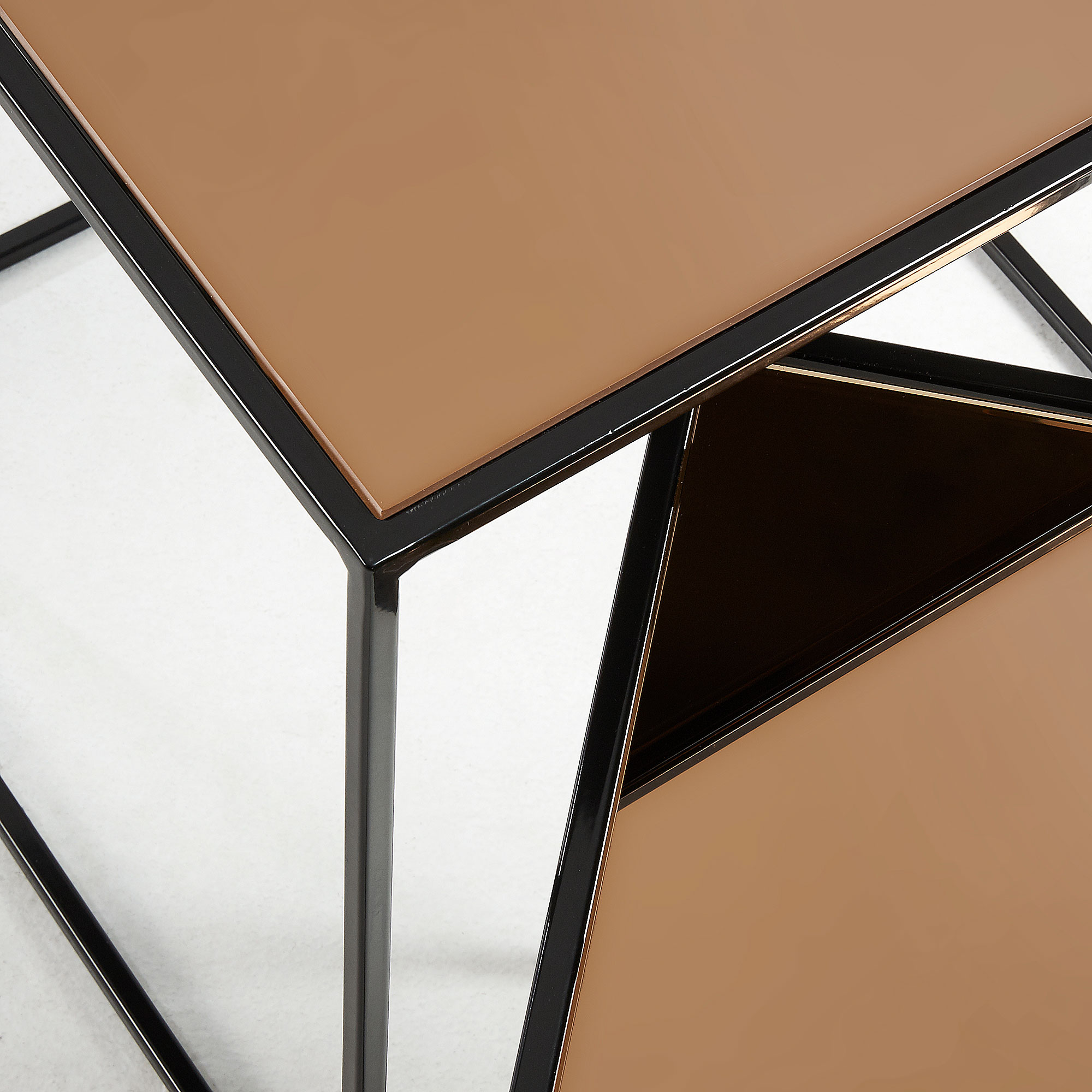 La Forma (ex Julia Grup) Набор из 2 приставных столов Sute с золотой зеркальной столешницей и металлической структурой.