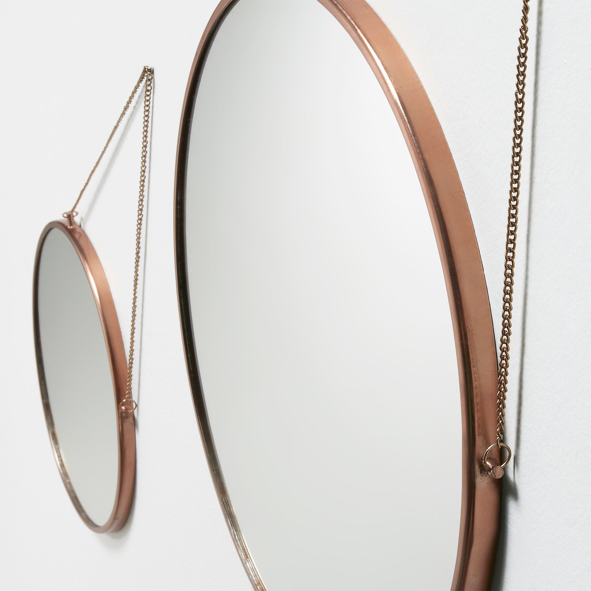 Купить комплект зеркал. Зеркало la forma. Набор круглых зеркал. Круглое зеркало на ремне. Стильные зеркала на подвесах.