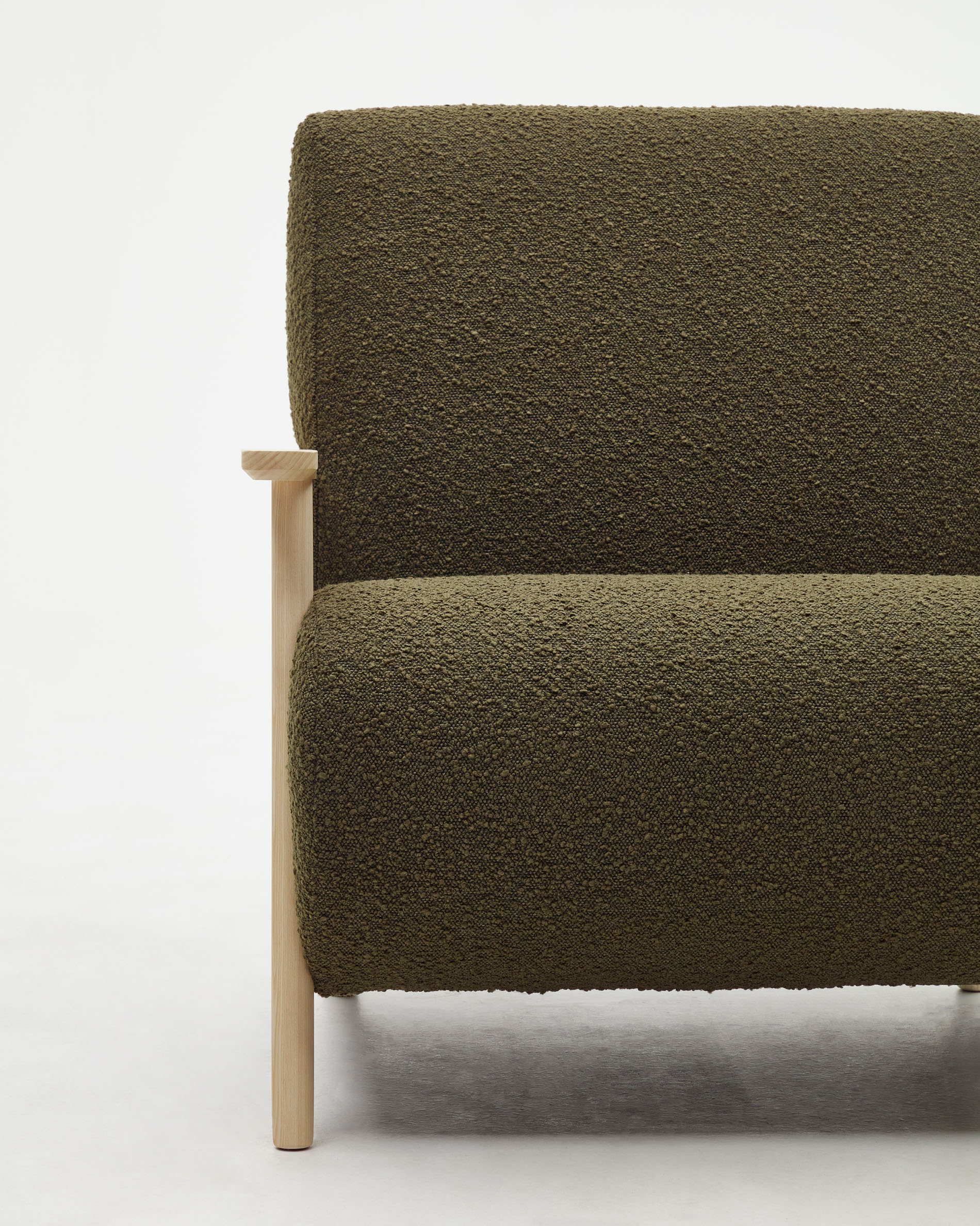 La Forma (ex Julia Grup) Кресло из зеленого флиса с ножками из натурального ясеня, Meghan